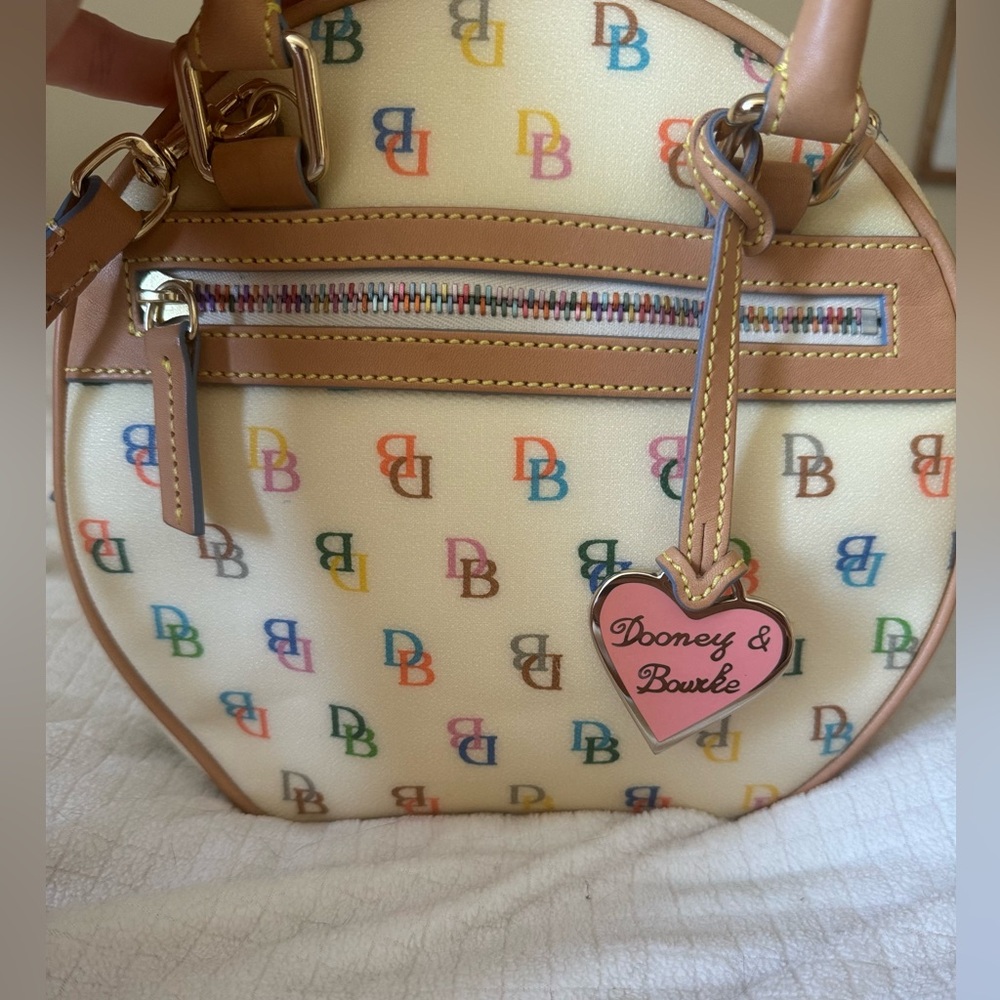 Discontinued Dooney And Bourke Circle It Bag - Picture 2 of 15